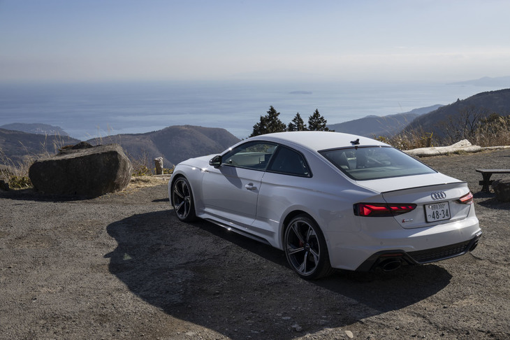 内外装に磨きのかかった「アウディRS 5クーペ」のマイナーチェンジモデルは、2020年10月13日に日本導入が発表された。アウディのレースカーの開発などを手がけるアウディスポーツGmbH（かつてのクワトロ GmbH）によって開発・生産が行われている。