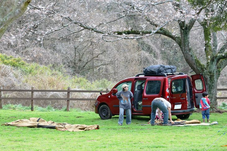 到着後、最初のミッションは基地の設営。皆さん手際よくテントやタープを立てていく。今回はキャンプ上級者が多かったようで、持ち込まれた道具も本格派。家族連れが多いため、大型のテントが目立っていた。
