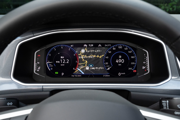 今回のマイナーチェンジでは、操作インターフェイスを大幅にデジタル化。「デジタルコックピットプロ」と呼ばれる液晶メーターは、全車標準装備となった。