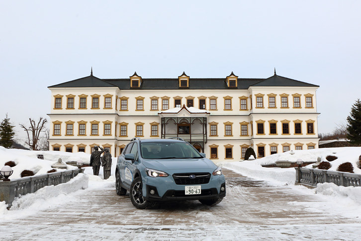 天然秋田杉造り3階建てのオフィスビルである小坂鉱山事務所。手前の車両は「XV 1.6i-L EyeSight」。