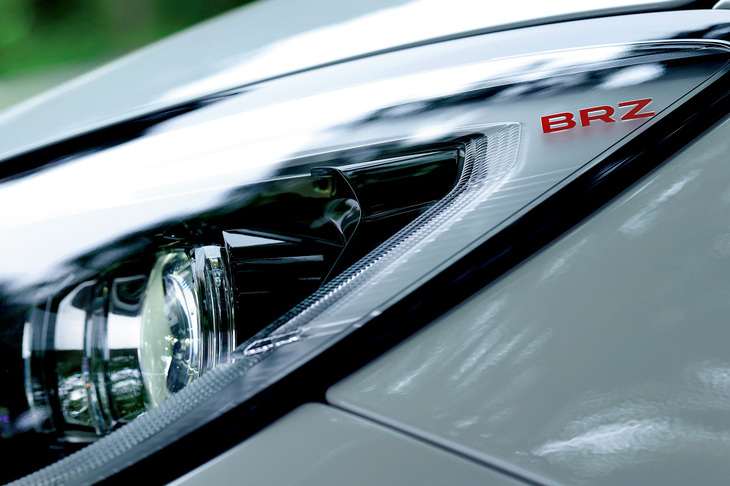 「BRZ STI Sport」には、チェリーレッドのロゴ入りフルLEDヘッドランプが標準で装備される。写真のボディーカラーは「クリスタルホワイト・パール」と呼ばれる3万3000円の有償色。
