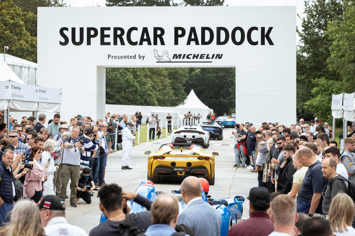 「グッドウッド・フェスティバル・オブ・スピード」の会場に設置されるスーパーカーパドックと呼ばれるスペース。ヒルクライムに参加する車両が行き交うほか、ニューモデルの発表や展示なども行われる。