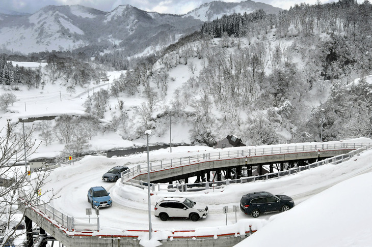 山形県の月山周辺のワインディングロードを上るスバル車の一群。スバルの雪上試乗会は、テストコースではなくリアルワールドで雪上性能を体感できる意義深いイベントだった。