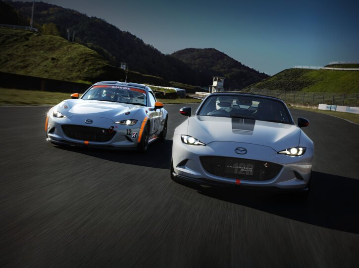 「マツダ スピリット レーシング・ロードスター12R」（写真右）と、S耐の参戦マシン（同左）。（写真：マツダ）