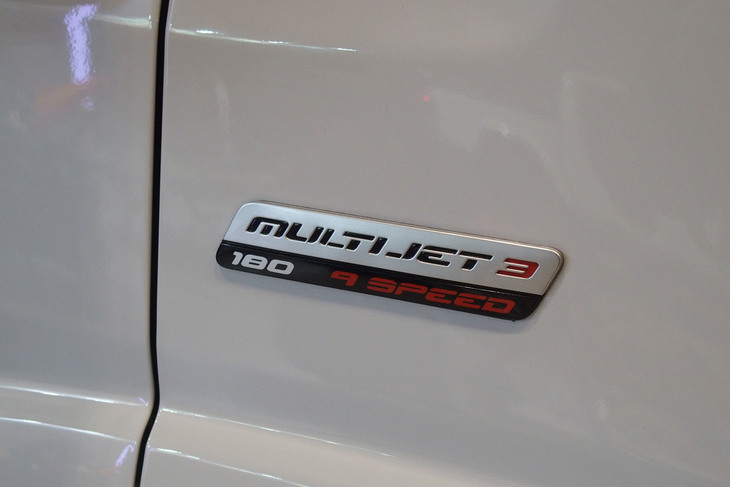 最高出力180PS、最大トルク450N・mを発生する2.3リッター直4ディーゼルターボエンジンを搭載。9段ATと組み合わされる。