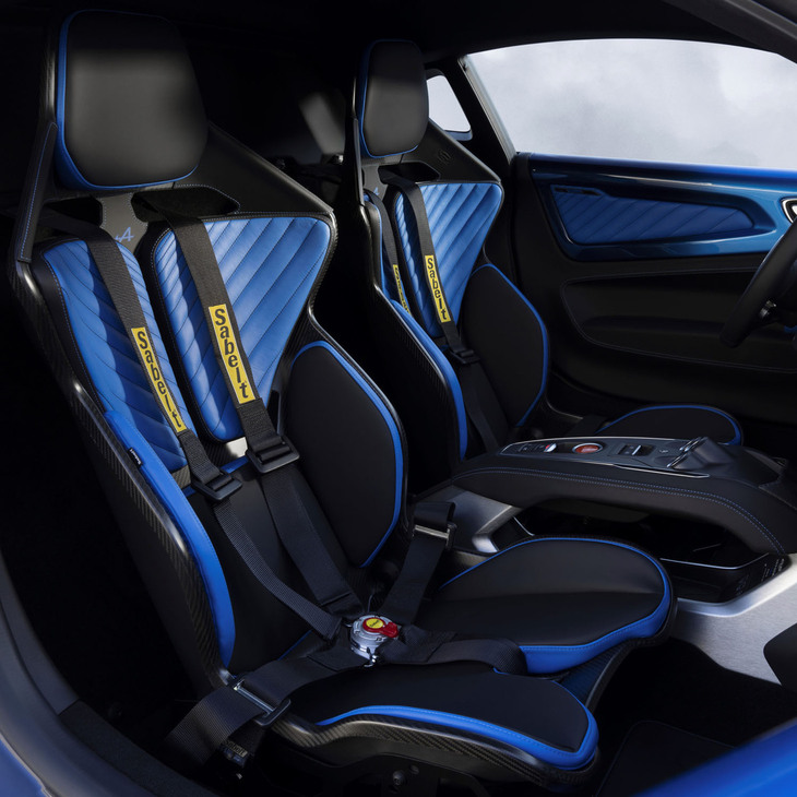 「アルピーヌA110 Rウルティム ラ・ブルー」のインテリア。カーボンパーツのほか、特別なブルーレザーを用いて仕立てられている。
