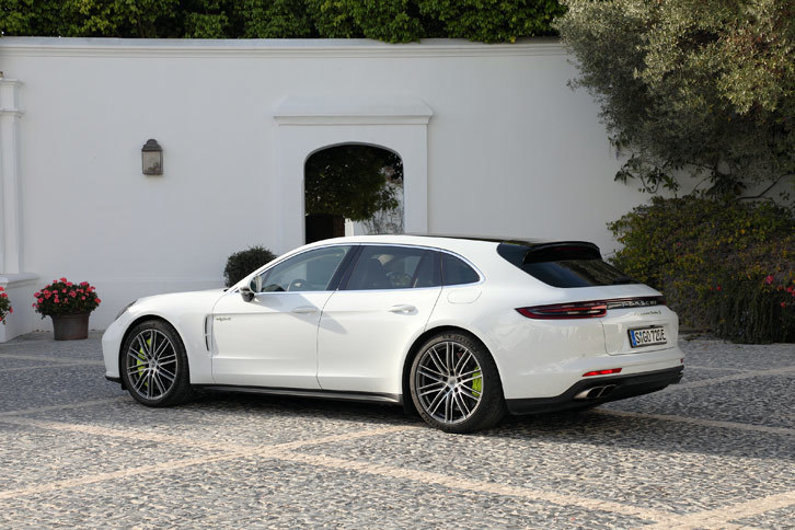 2017年のジュネーブショーにおいて「パナメーラ」の新しい車型として発表された「スポーツツーリスモ」。ワゴンボディーの採用により「ターボS Eハイブリッド」では標準車より車両重量が15kg増加している。