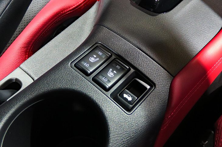 冬のドライブで重宝するシートヒーターは、スライド＆リクライニングの電動調整機構ともども「バージョンT」「バージョンST」にしか装備されない。