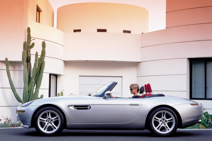 1990年代は、BMW車が劇中で活躍した。写真の「BMW Z8」は1999年の『ワールド・イズ・ノット・イナフ』に登場。車体が真っ二つに切り裂かれるというシーンも記憶に残る。