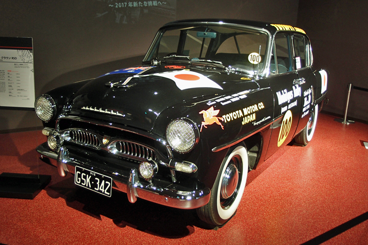 特別企画展の入り口で来場者を迎える「トヨペット・クラウンRSD」。展示車両は、1957年の豪州ラリーに日本車として初めて参戦し47位で完走したマシンのレプリカ。