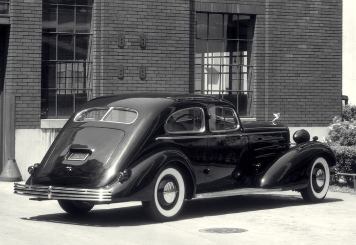 「セヴィル」のリアスタイルの源流といえる1933年の「キャデラック・エアロダイナミック」。