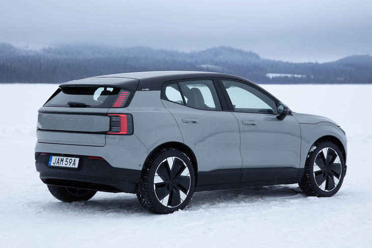 スウェーデンのルーレオで試乗した「ボルボEX30」は4WDの「ツインモーター パフォーマンス」。日本には2024年内に導入される予定だ。