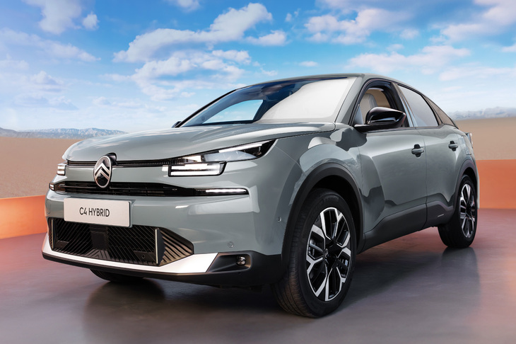 2025年3月27日に発売された「シトロエンC4」のマイナーチェンジモデル。内外装デザインや安全装備に磨きをかけるとともに、シトロエンで初となるマイルドハイブリッドモデルの導入がトピックである。