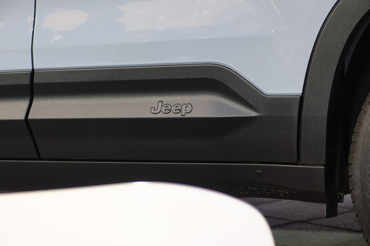 ジープ・アベンジャー4xeハイブリッド（リアドア下部のJeepロゴ）