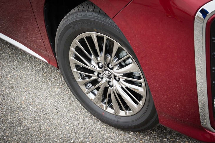 スパッタリング塗装が施された専用デザインのアルミホイール。タイヤサイズは225/60R17で、テスト車はヨコハマの低燃費タイヤ「ブルーアースE51A」を履いていた。