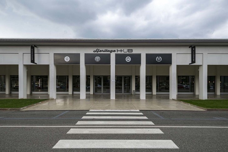 FCAヘリテージ ハブ、正面入り口。ヘリテージ部門はオフィチーナ（作業場）からオフィスまですべてハブ一帯に配置されている。こうすることで組織をシンプルにし、作業のスムーズ化を図った。イベント開催、クラシックレースへの参加など多くのプログラムに関わっていく予定という。ハブは現在は予約見学のみとなっているが、近い将来、一般公開される予定だ。