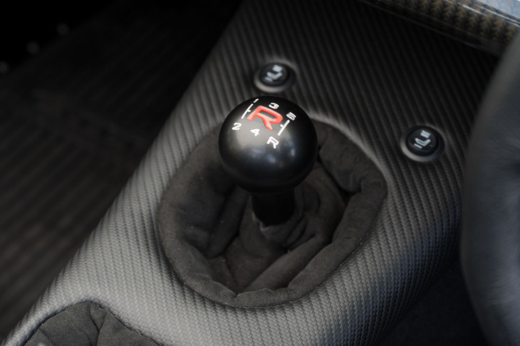 トランスミッションはコンベンショナルな5段MT。ストロークは非常にショートで、最小限の手の動きでギアが入る。