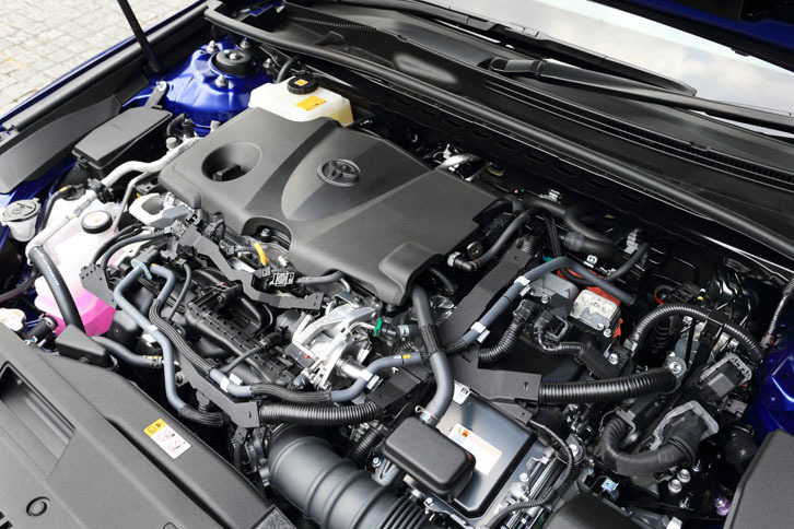 新開発の2.5リッター直4エンジンをベースとするハイブリッドユニット。JC08モードの燃費値は、今回試乗した「G“レザーパッケージ”」および「G」の場合で28.4km/リッター。
