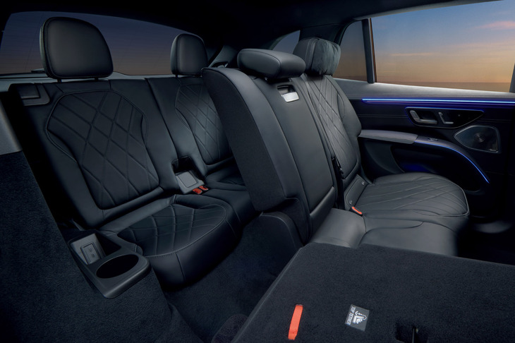 3列シートのレイアウトを採用。2列目シートには前後130mmの電動スライドと、3列目シートにアクセスするためのイージーエントリー機構が備わっている。