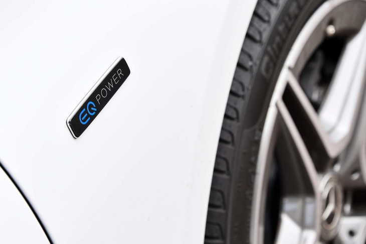 フロントフェンダー部には、メルセデスの電動化モデルであることを示すエンブレムが添えられている。