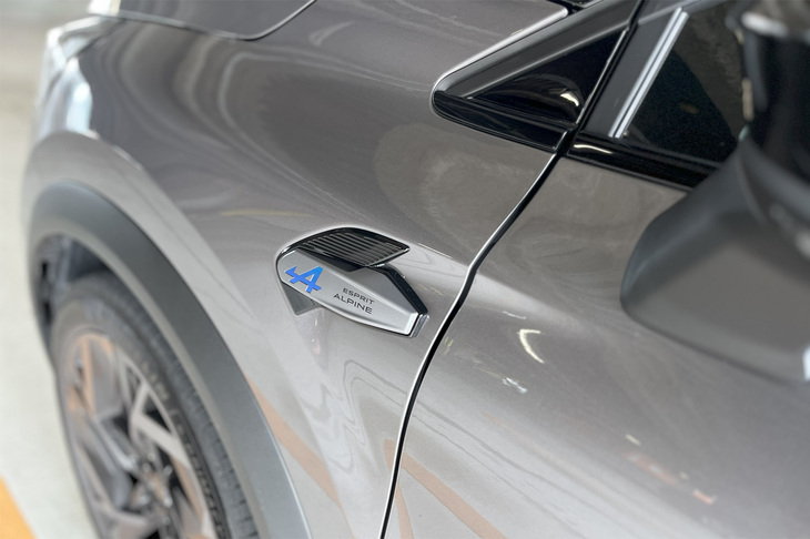 マイルドハイブリッドシステムを搭載するマイナーチェンジモデルには、エントリーグレードの「テクノ」と上級グレードの「エスプリ アルピーヌ」がラインナップされる。今回は車両本体価格が409万9000円となる後者に試乗した。