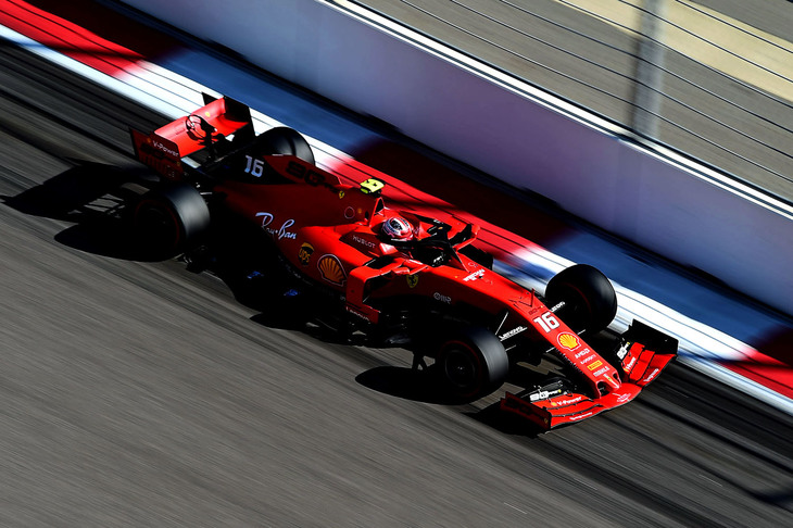 ロシアGPで4戦連続となるポールポジションを獲得したルクレール（写真）。フェラーリとしては、2000年～2001年にミハエル・シューマッハーが記録して以来の快挙だった。しかしレースになると雲行きが怪しくなる。チームと決めた作戦に従い、スタートで僚友ベッテルにスリップストリームを使わせ、ベッテル前、ルクレールが後ろのフェラーリ1-2。チームはポールシッターに先頭を返そうとしたが、ベッテルが言うことを聞かず、即座のスワップは保留される。そうこうしているうちにベッテルがリタイアしバーチャルセーフティーカー、トップに返り咲くはずが2位となり、さらに2度目のタイヤ交換で3位に転落。新しいソフトタイヤで追い上げを図るも、メルセデスの壁は分厚く、高かった。（Photo=Ferrari）