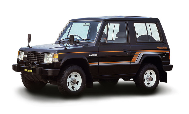 乗用車感覚で乗れる本格オフローダーとして1982年に登場した初代「パジェロ」。パリダカールラリーにも参戦し、1985年には日本車として初めて総合優勝。この快挙も世界的に知られる要因となった。