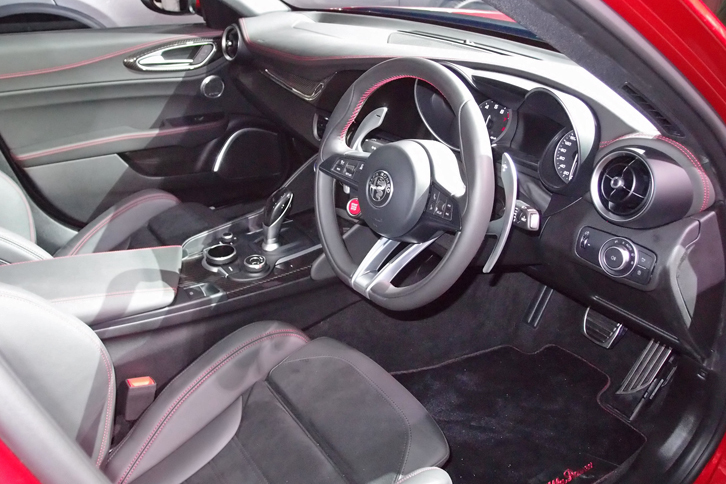 「ジュリア クアドリフォリオ」のインテリア。日本仕様車は、「ジュリア ヴェローチェ」を除きすべて右ハンドルとなる。