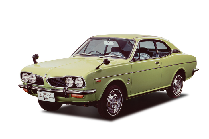 「1300クーペ 7 GL」（1970年2月）。動力性能では高いパフォーマンスを示した「ホンダ1300」だが、振動や騒音の大きさがネックとなっていた。