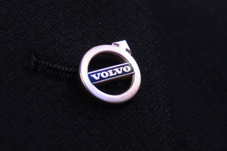 人材にまつわる木村社長の取り組みは多岐にわたる。写真はドレスコードの制定とともに製作したピンバッジ。それまでにもこうしたバッジはあったというが、ブランドの誇りを表すものとすべく作り直したという。