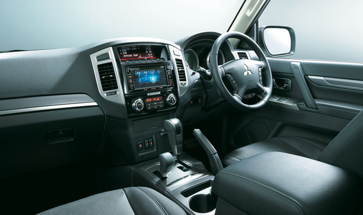 「パジェロ ファイナルエディション」のインテリア。6年前のモデルとはいえ、メーターやディスプレイ、シフトレバーまわりのデザインには隔世の感がある。