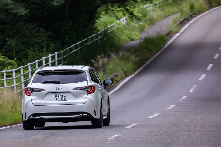 サスペンションはフロント：マクファーソンストラット式、リア：ダブルウイッシュボーン式。コーナリングなどにおいて、内輪にブレーキをかけ姿勢を制動するACA（アクティブコーナリングアシスト）を装備。旋回性を高めているという。