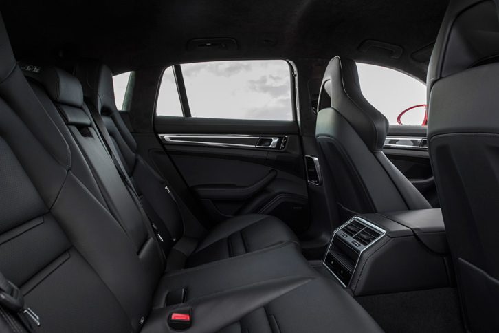 リアシートは中央部にも座面をもつ3座式。オプションで2座の左右独立式電動リアシートも用意される。