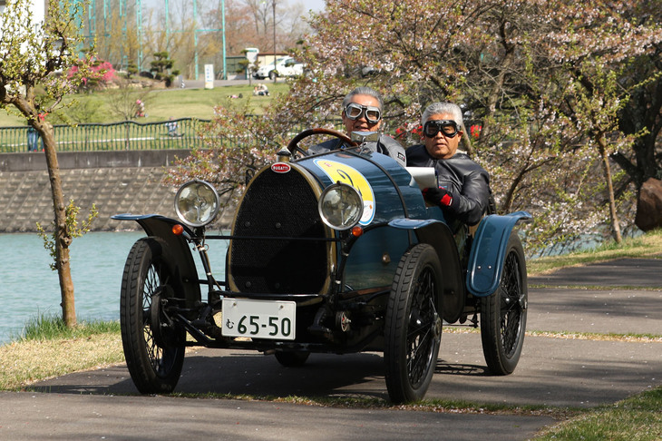 PC競技のスタート地点に向かう、今回の最長寿車両だった1924年「ブガッティT13ブレシア」。