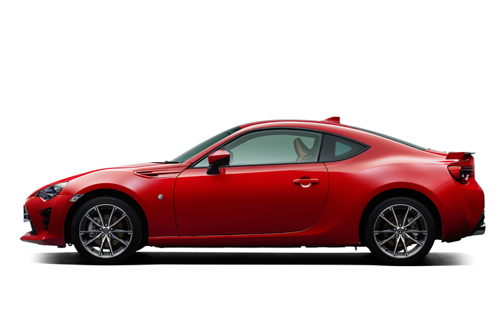 同じFRの駆動レイアウトを持つ「トヨタ86」。新型「スープラ」はこのクルマより10cmホイールベースが短く、14cm全長が長い。つまり、スープラの方が24cmも前後のオーバーハングが長い計算になる。