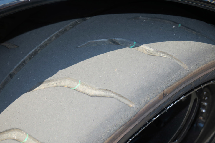 一方、フロントタイヤはこんな感じ。まだまだ溝がご健在である。これを交換するなんて言ったら、ワンガリ・マータイさんに「モッタイナイ」って怒られてしまうかもしれない。