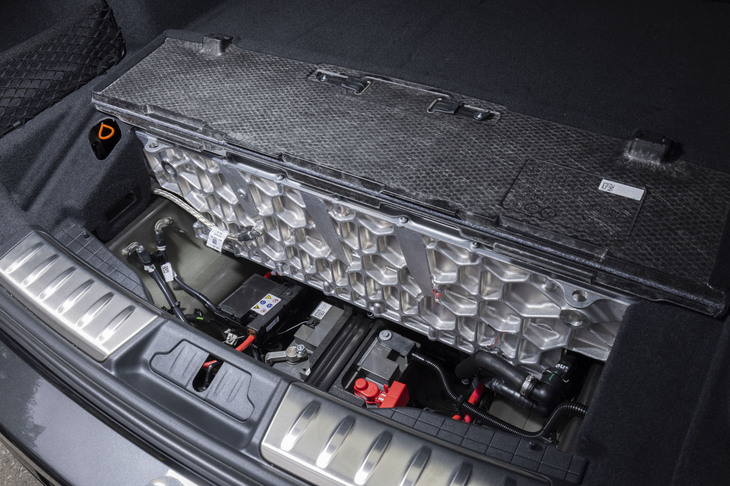 「F-PACE R-DYNAMIC HSE P400e」では、ラゲッジルームの床下にバッテリーが配置される。容量は19.2kWh。一充電で68kmのEV走行（WLTCモード）が行える。