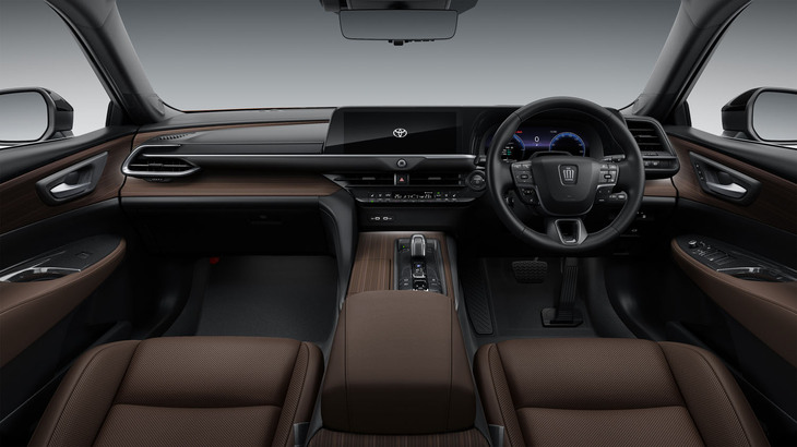 「クラウン セダン」のインテリア。カラーリングなどが「クロスオーバー」や「スポーツ」よりも落ち着いた雰囲気に仕立てられている。