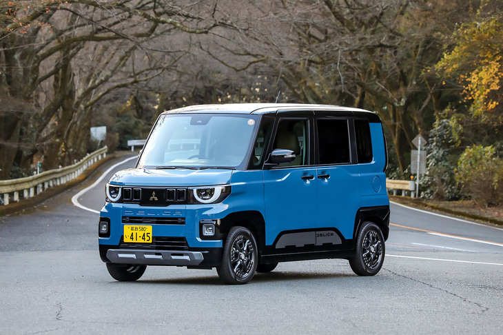 【三菱デリカミニTプレミアム DELIMARUパッケージのスペック】
	ボディーサイズ：全長×全幅×全高＝3395×1475×1815mm／ホイールベース：2495mm／車重：1050kg／駆動方式：4WD／エンジン：0.66リッター直3 DOHC 12バルブ ターボ／トランスミッション：CVT／エンジン最高出力：64PS（47kW）/5600rpm／エンジン最大トルク：100N・m（10.2kgf・m）/2400-4000rpm／タイヤ：（前）165/60R15 75V／（後）165/60R15 77H（ダンロップ・エナセーブEC300＋）／燃費：17.8km/リッター（WLTCモード）／価格：290万7300円
	
	【取材時の電費データ】
	テスト距離：323.6km（市街地2：高速道路6：山岳路2）／使用燃料：19.8リッター（レギュラーガソリン）／参考燃費：16.3km/リッター（満タン法）／16.1km/リッター（車載燃費計計測値）