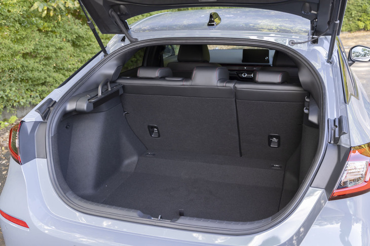 荷室の容量は404リッター。開口部が広く、荷物の積み込みやすさにも優れている。