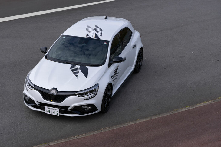 ひし形のデカールはフロント・サイド・リアだけでなくルーフにも採用。どの角度から見ても、一目で「特別なメガーヌR.S.」とわかる。