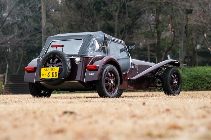 最新の「セブン170」をベースに、往年の「スーパーセブン」を思わせる意匠を取り入れた「スーパーセブン600」。ベース車と同じく、黄色ナンバー＝軽自動車となる。