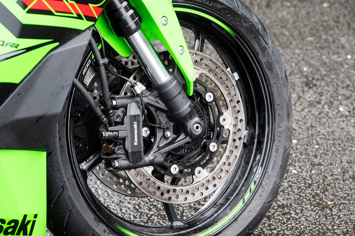 フロントブレーキには、φ290mmのディスクと、ラジアルマウントのモノブロック対向4ピストンキャリパーをダブルで装備。高い制動性能と操作性を実現している。