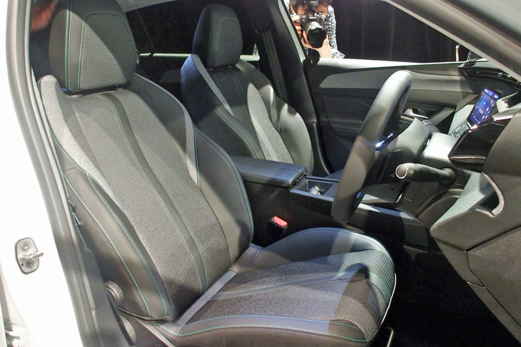 「308アリュール」のフロントシート。ファブリックとTEP素材のコンビネーション表皮が採用される。