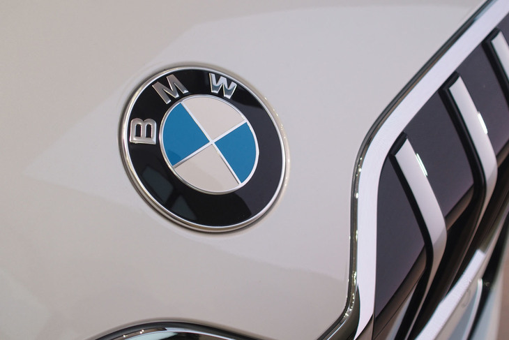 218iアクティブツアラー エクスクルーシブ（フロントエンブレム）