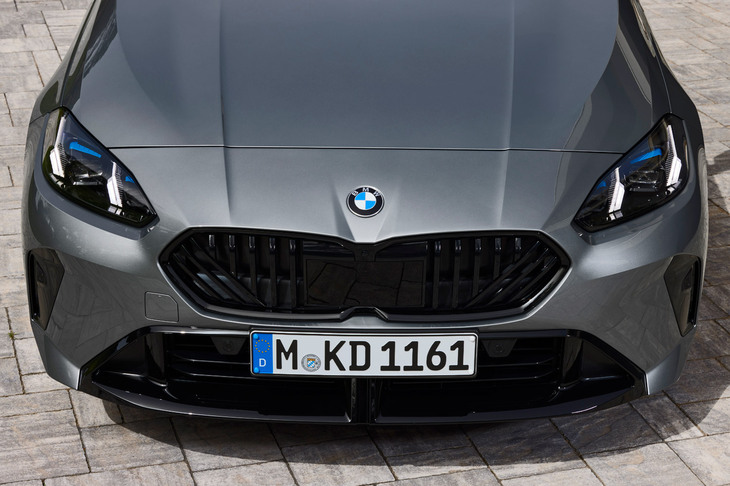 新型「1シリーズ」にも上述のプレスラインは残っているものの、キドニーグリルの形状が変わったため、ラインの終点とグリルの角が大きくズレている。逆に、グリルの角から生えたラインは極端に短く、ボンネットに至る手前で消滅している。こうした細部のチグハグは、先代と同じボンネットに、全く新しい意匠の顔（バンパー）をくっつけたためだ。