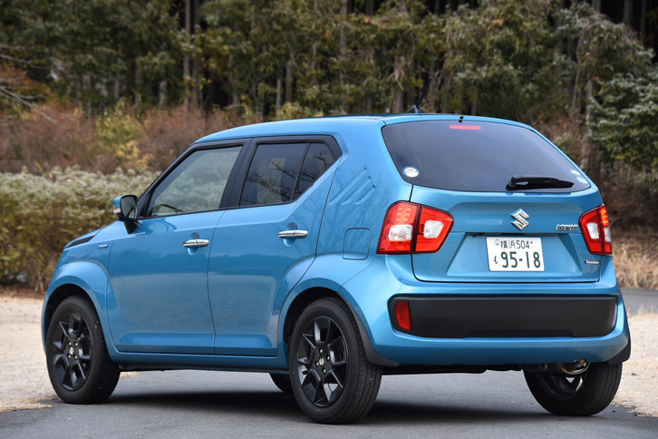 「イグニス」のリアビュー。大きく張り出したフェンダーと、黒い装飾パネル付きのバンパーがワイド感を強調している。