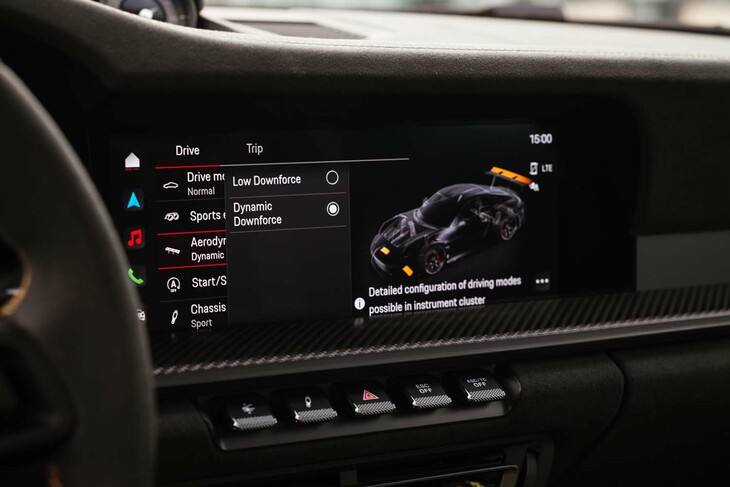 最新鋭のマシンらしく、さまざまな車両セッティングの内容は、センターモニター上に表示される。