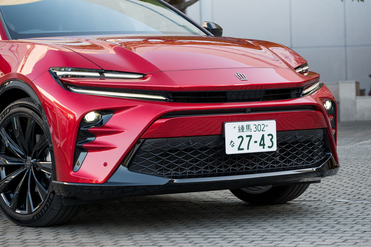 「クロスオーバー」から進化させたというハンマーヘッドフェイスのフロントマスク。台形のグリルがワイド感を強調する。