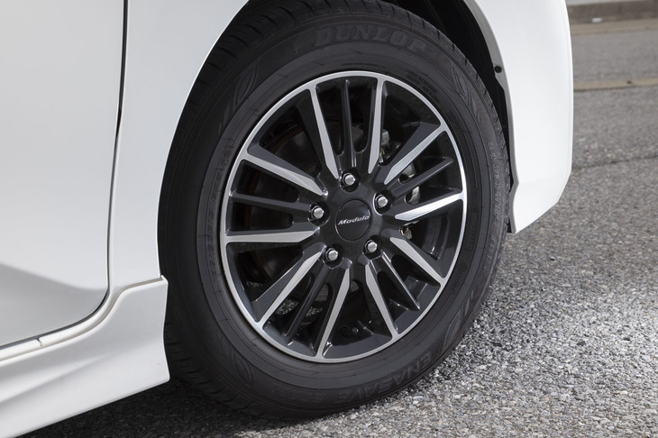 コントラストの強さが際立つ「フリード モデューロX」の専用15インチアルミホイール。タイヤサイズは185/65R15。